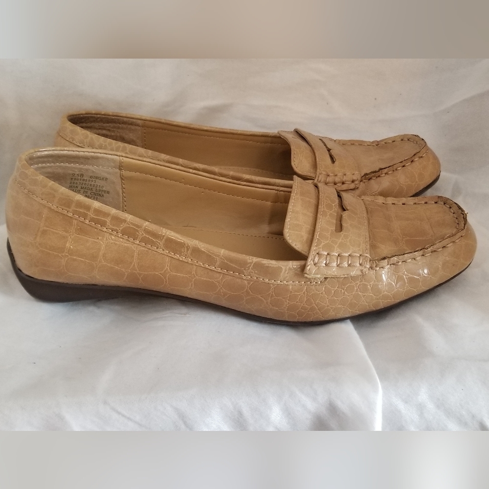 Chaps women ginger tan penny loafer flat size 9 1/2 B faux alligator